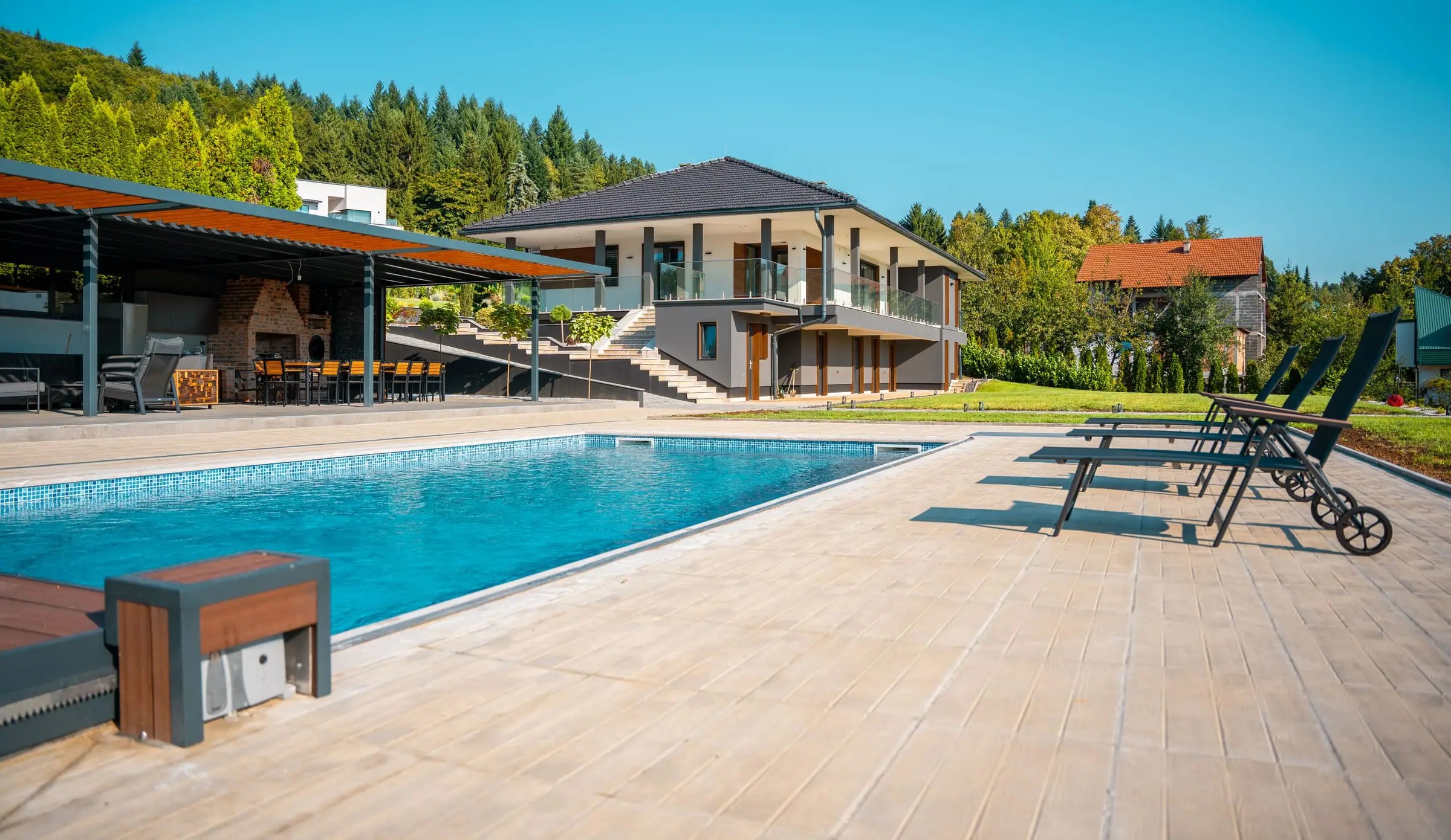 Pool der Hillmax Residence mit Liegen, bei Tag