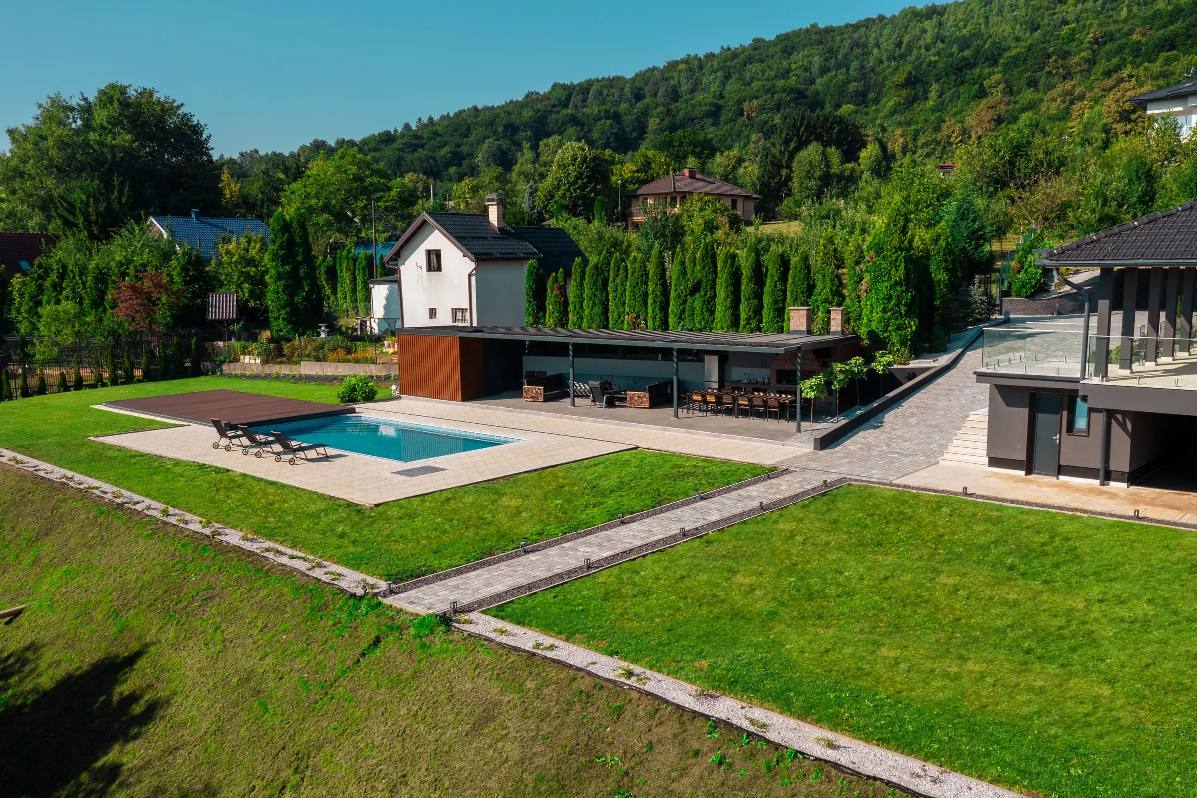 Die Hillmax Residence aus der Luft – Haus, Pool und gepflegter Garten