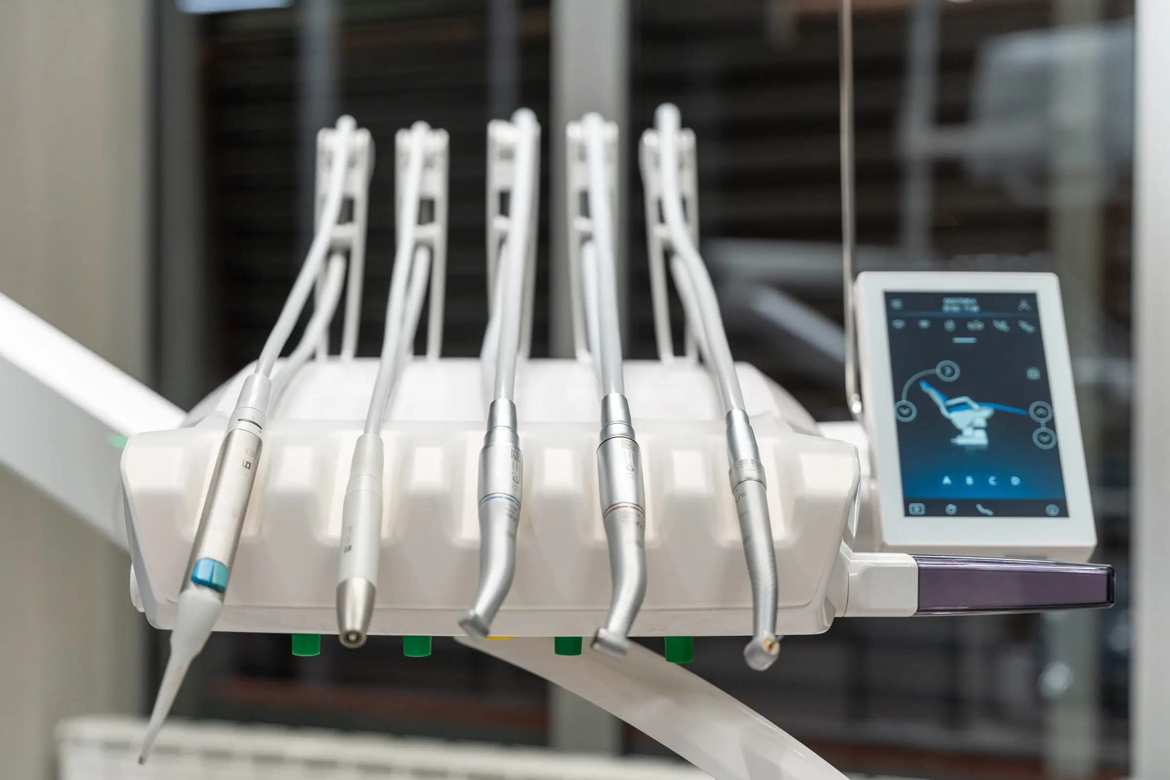 Instruments and screen of a dental unit