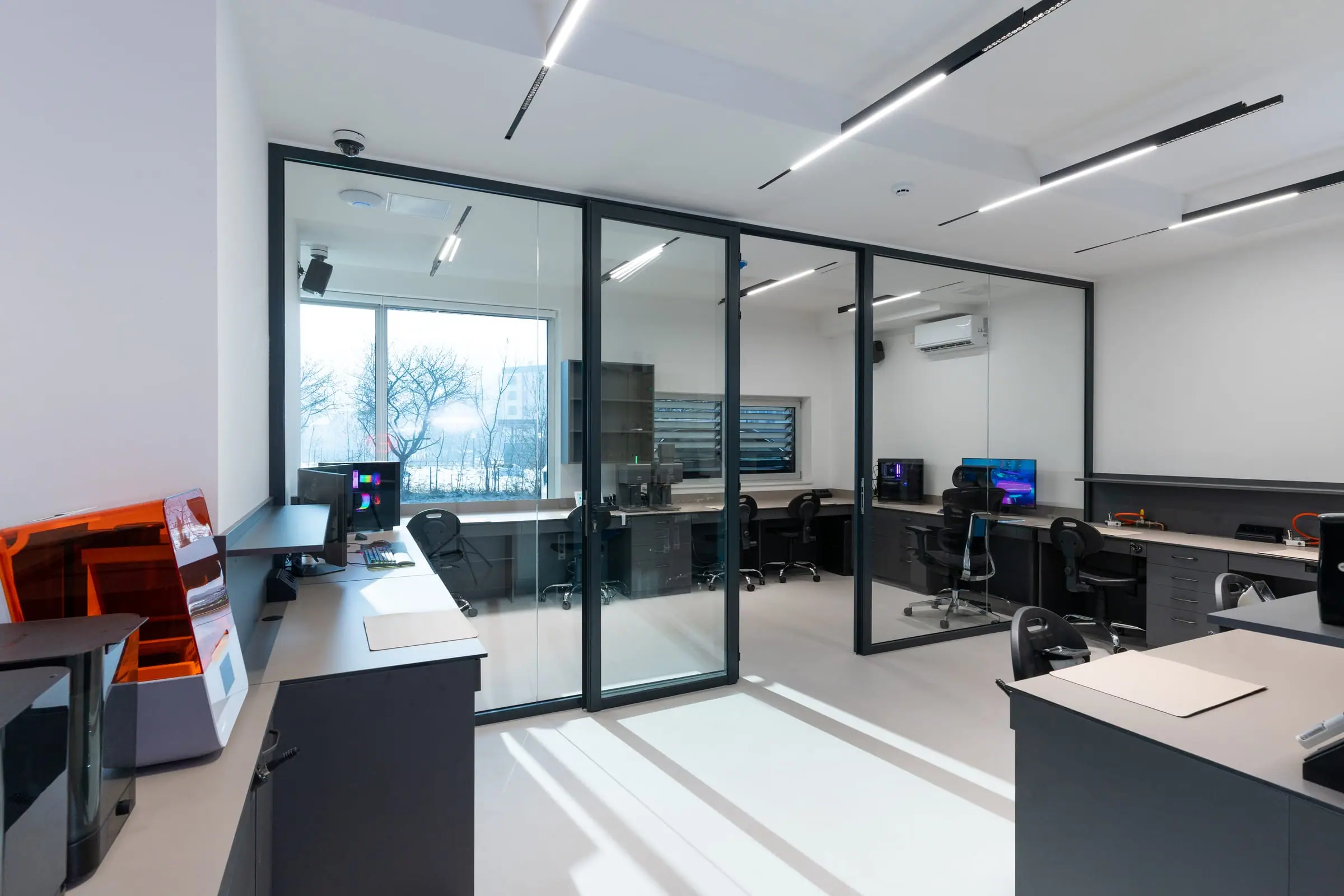 Laboratory behind glass walls with a 3D printer