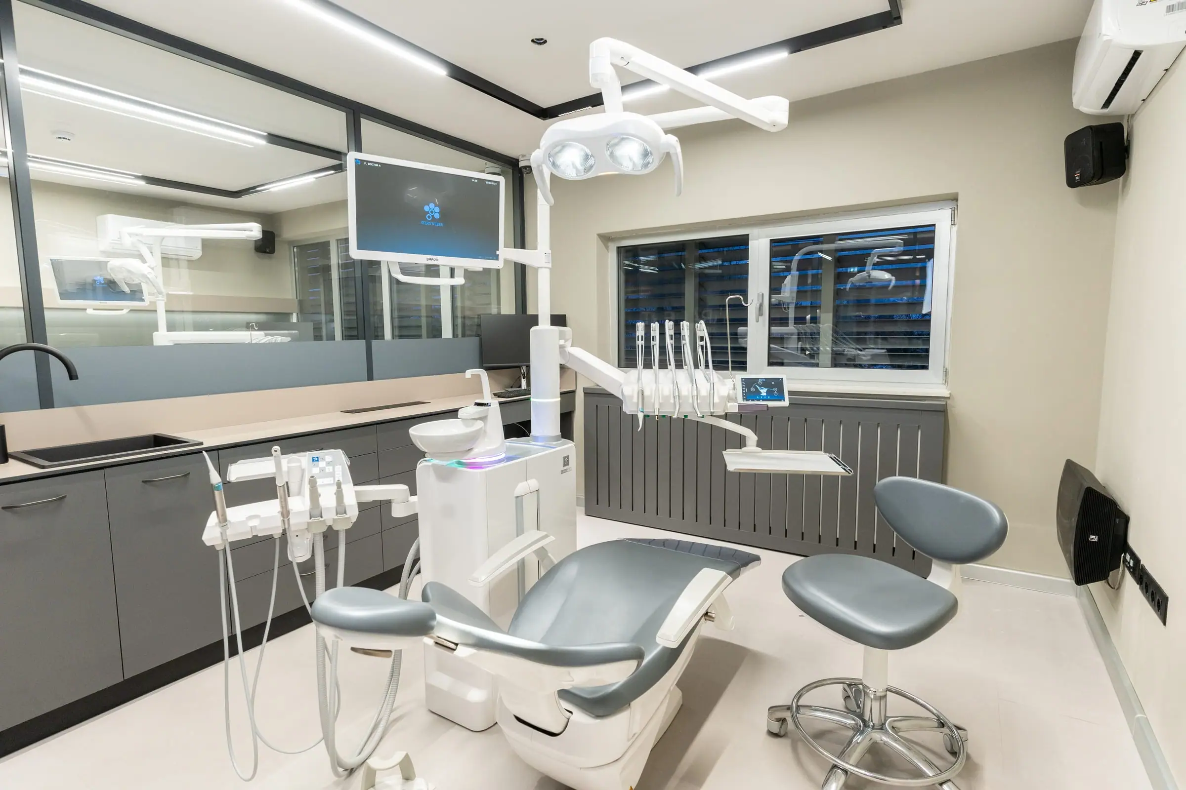 Treatment room with a counter and a dental unit