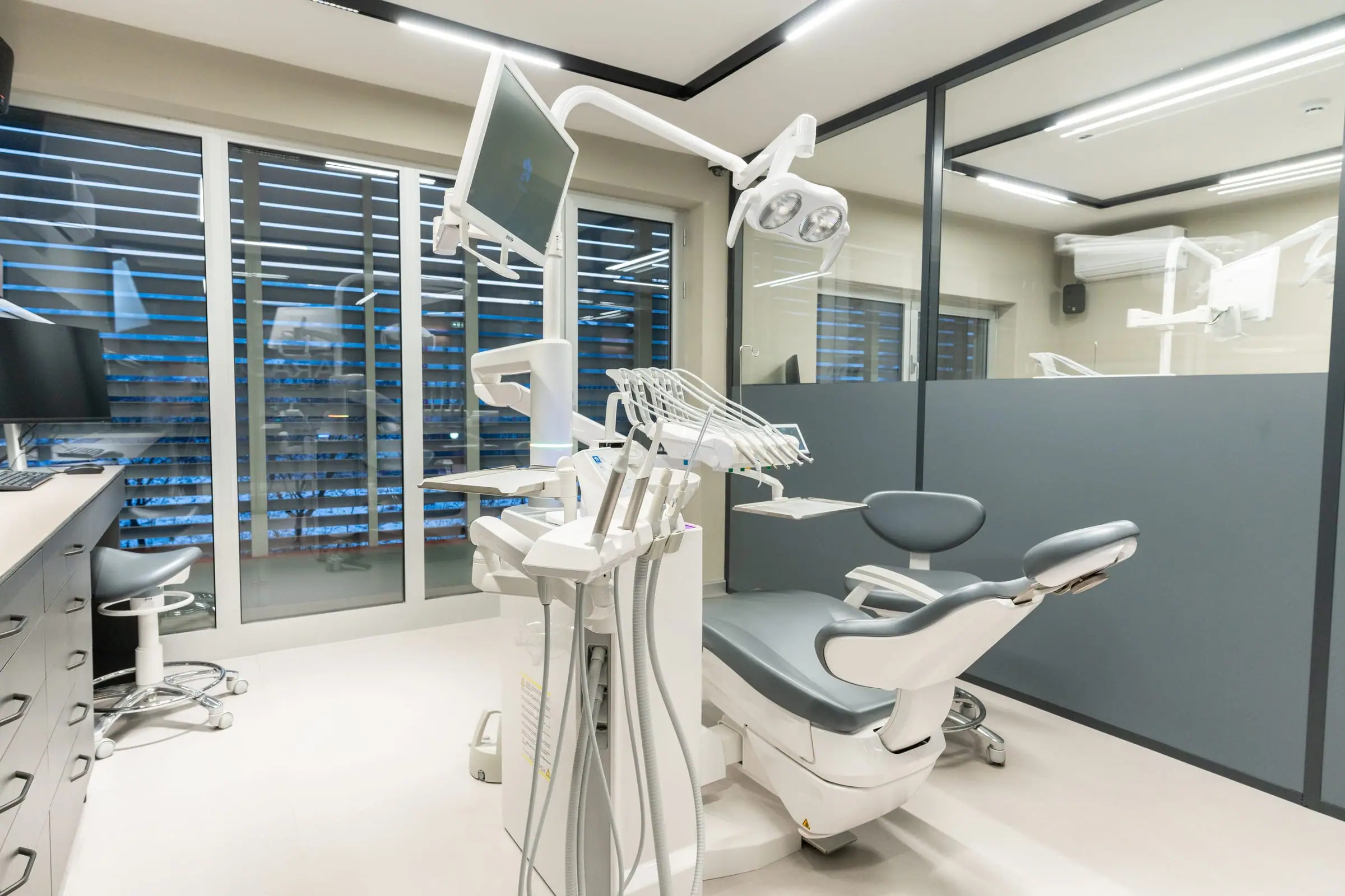 Treatment room with glass partitions