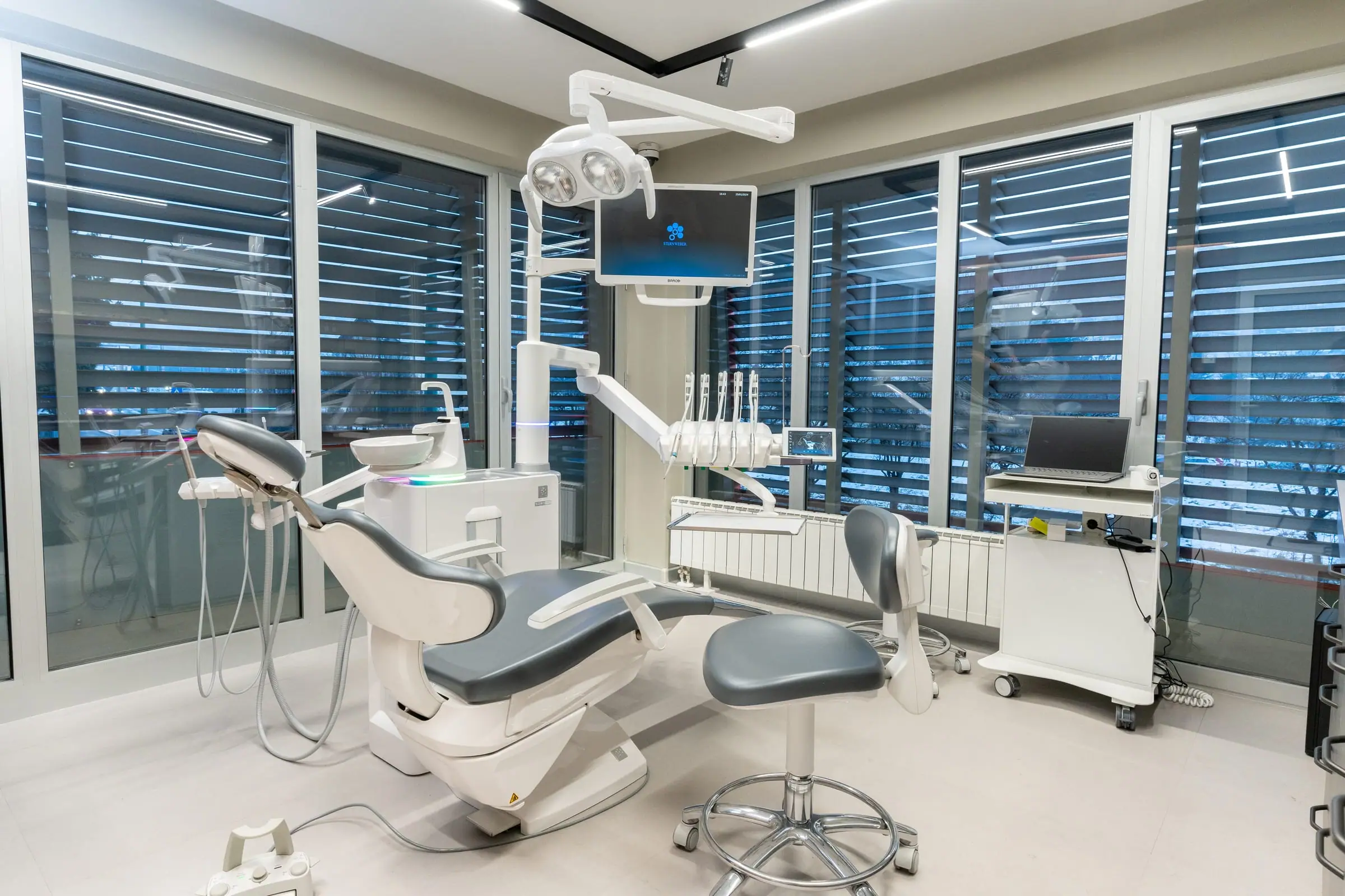 Corner treatment room with a modern dental unit