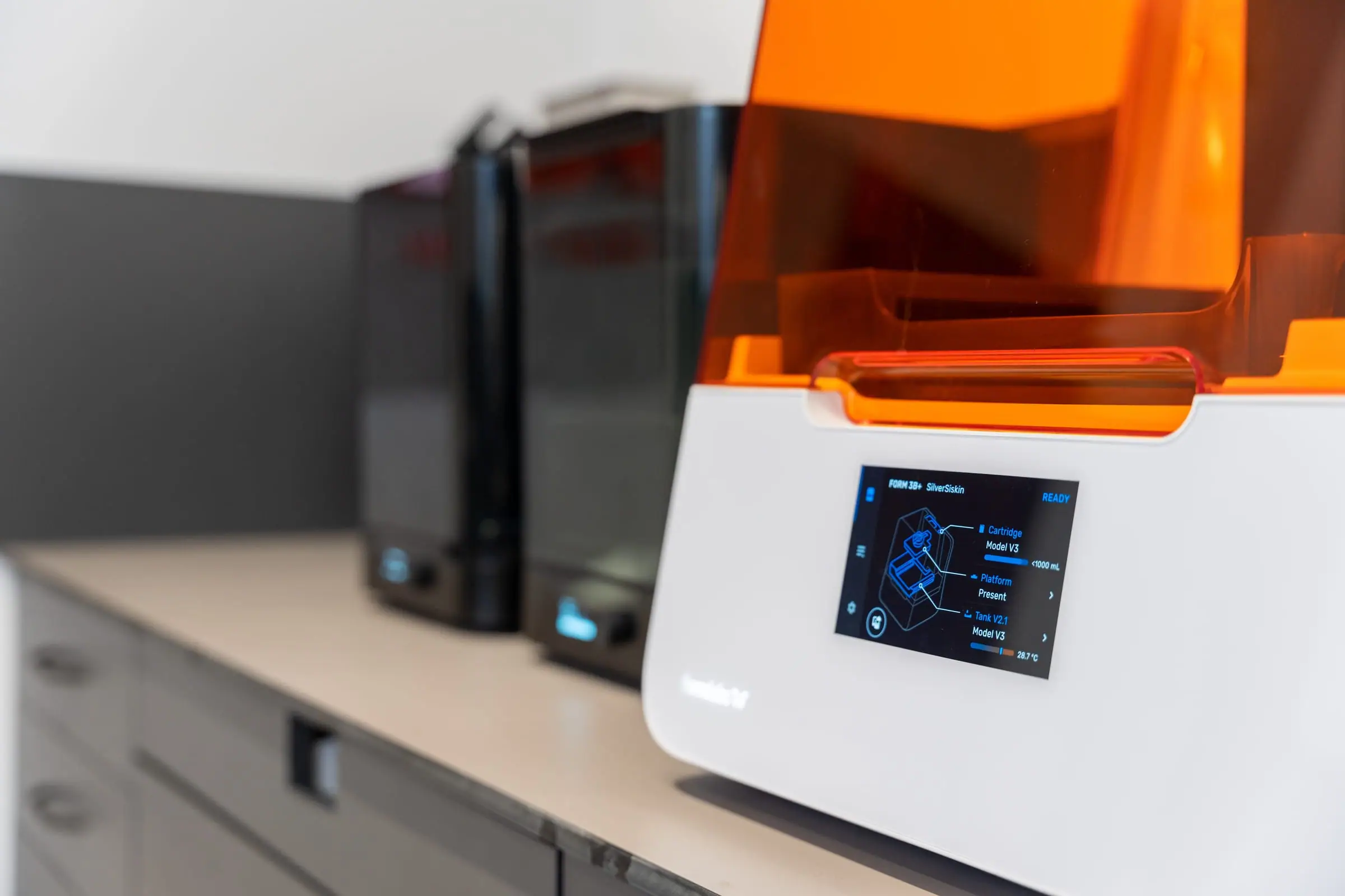 3D printer sa narandžastim poklopcem u zubotehničkoj laboratoriji